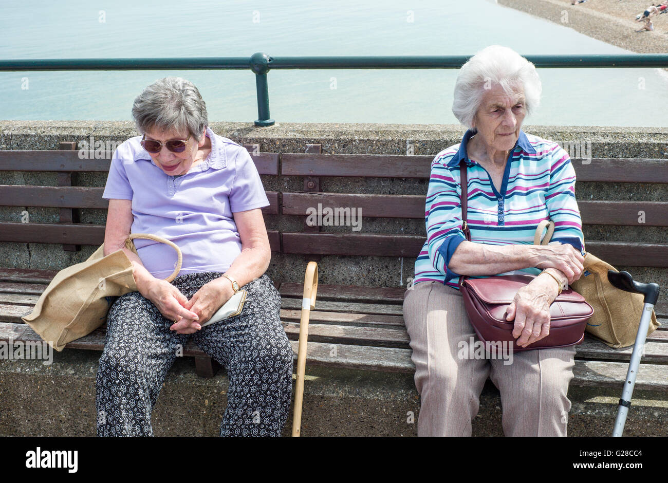 OAPs sitting down resting on Deal Pier Stock Photo