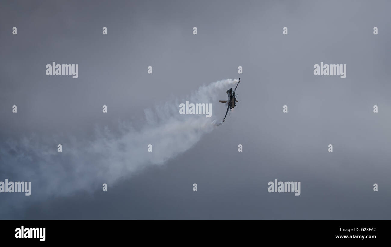 F16 fighter jet cockpit hi-res stock photography and images - Alamy
