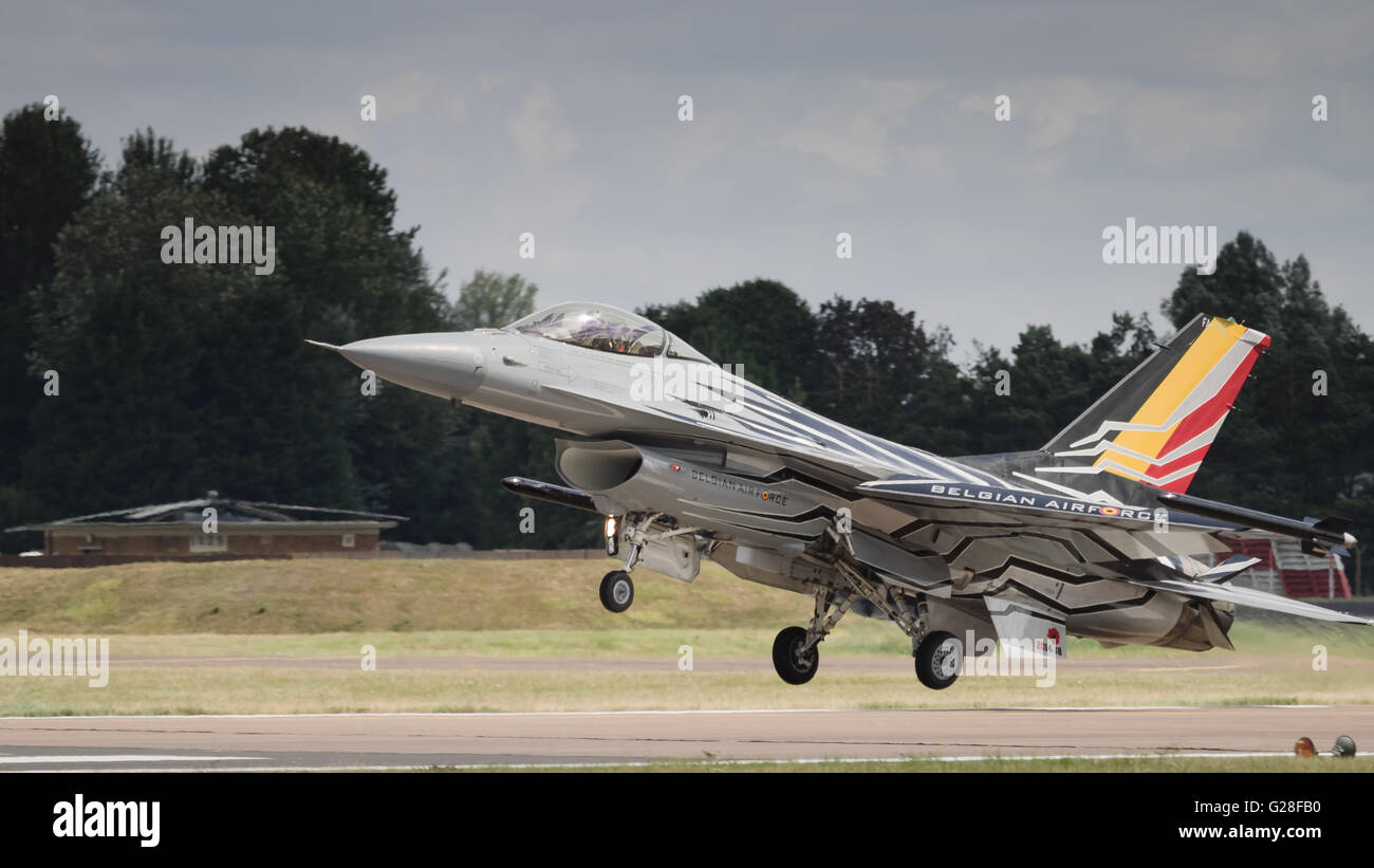 F16 fighter jet cockpit hi-res stock photography and images - Alamy