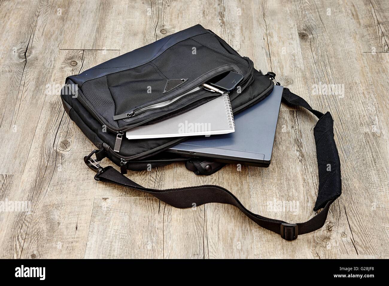 Studio photo laptop shoulder bag hi-res stock photography and images ...