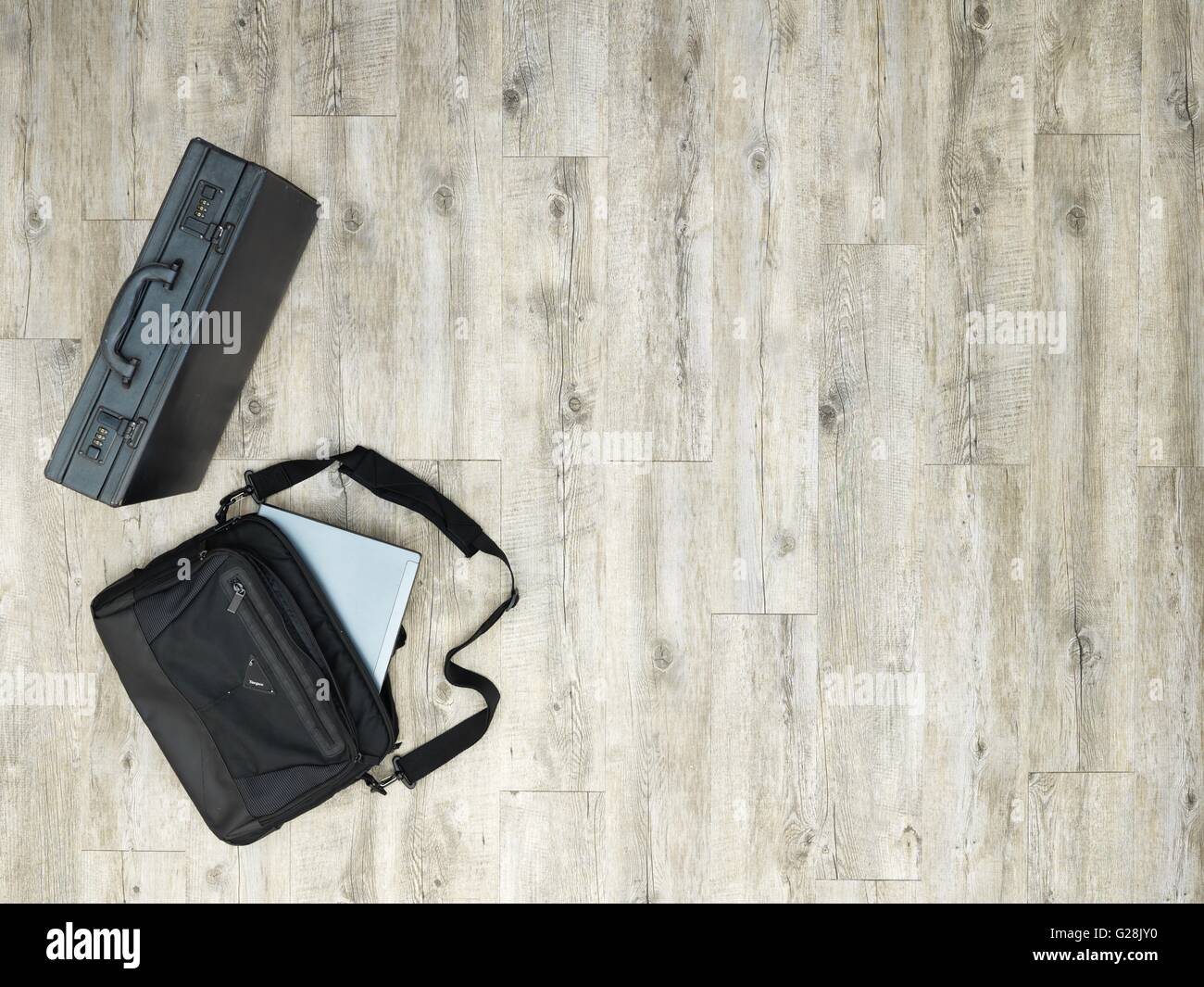 Studio photo laptop shoulder bag hi-res stock photography and images ...