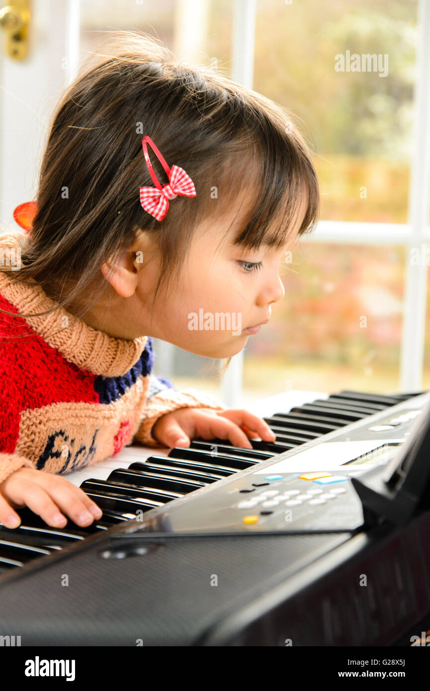 Foto de Garoto Adolescente Jogo Eletrônico Teclado De Piano e mais