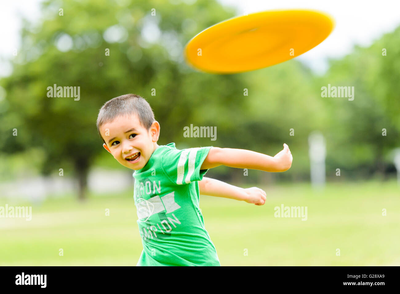 Children playing frisbee hi-res stock photography and images - Alamy