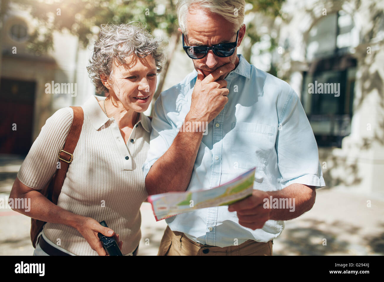 Couple sightseeing map hi-res stock photography and images - Alamy