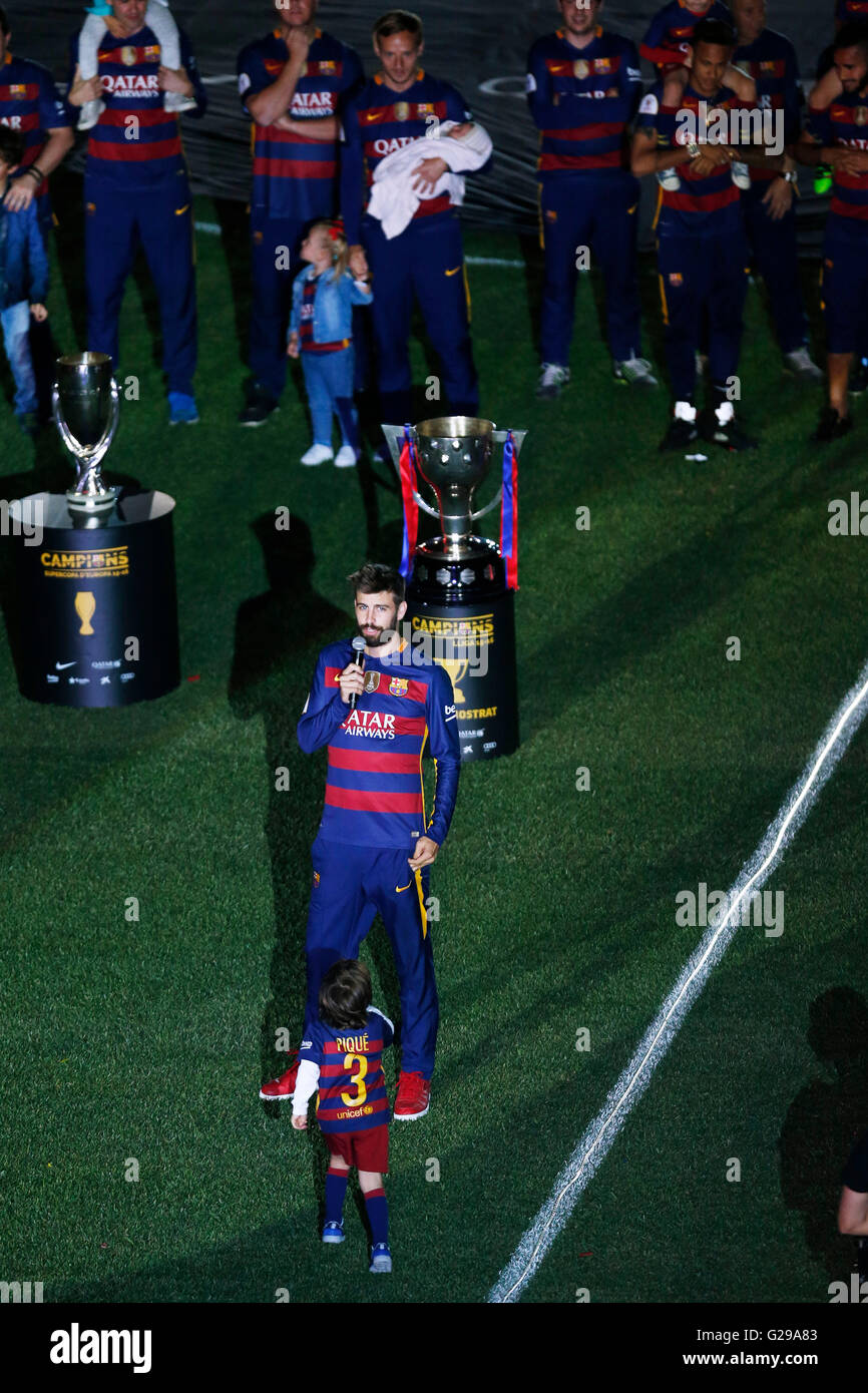 Barcelona, Spain. Barcelona won the Spanish Primera Division league and Copa del Rey titles. © D. 23rd May, 2016. Gerard Pique (Barcelona) Football/Soccer : FC Barcelona players celebrate during the winners ceremony at Camp Nou in Barcelona, Spain. Barcelona won the Spanish Primera Division league and Copa del Rey titles. © D .Nakashima/AFLO/Alamy Live News Stock Photo