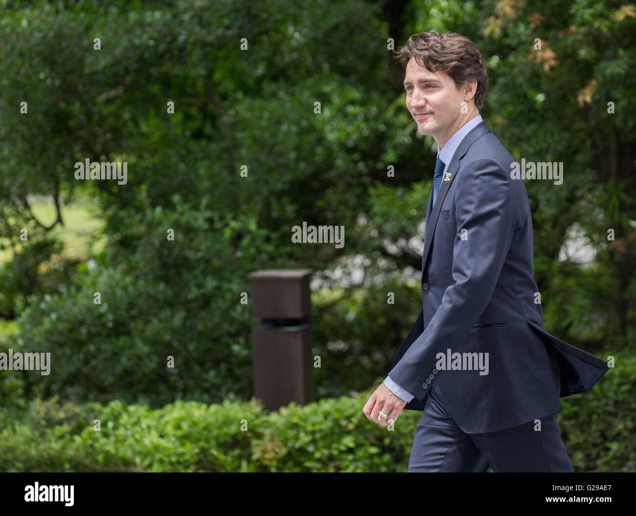 Ise-Shima, Japan. 26th May, 2016. Canadas Prime Minister Justin Trudeau arriving at the garden of the Ise shrine in Ise-Shima, Japan, 26 May 2016. The heads of government of the G7 state meet in Ise-Shima for a summit. PHOTO: MICHAEL KAPPELER/dpa/Alamy Live News Stock Photo