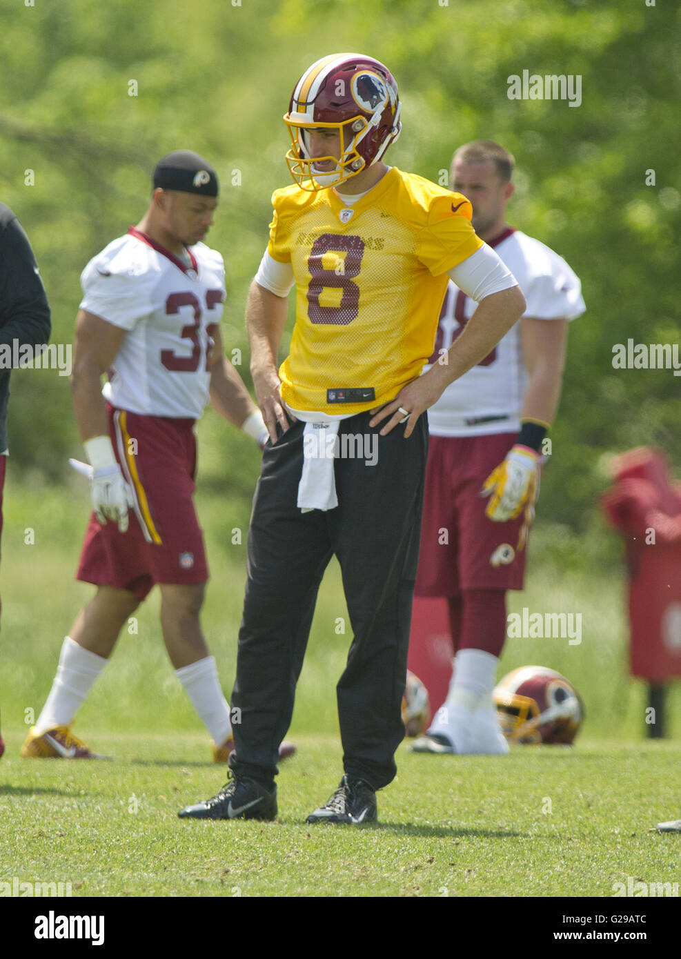 Landover, MD, USA. 23rd Nov, 2017. Washington Redskins QB #8 Kirk Cousins  is back to pass the ball during a NFL football game between the Washington  Redskins and the New York Giants