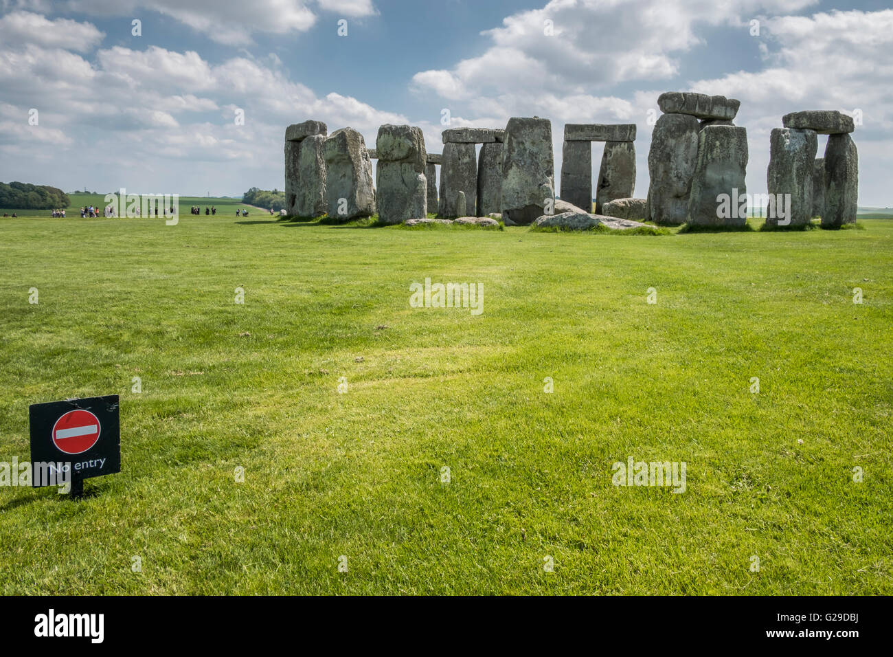Stonehenge, Wiltshire, UK. 26th May, 2016. A glorious day at Stonehenge attracting a lot of vistors. Credit: Paul Chambers/Alamy Live News Stock Photo