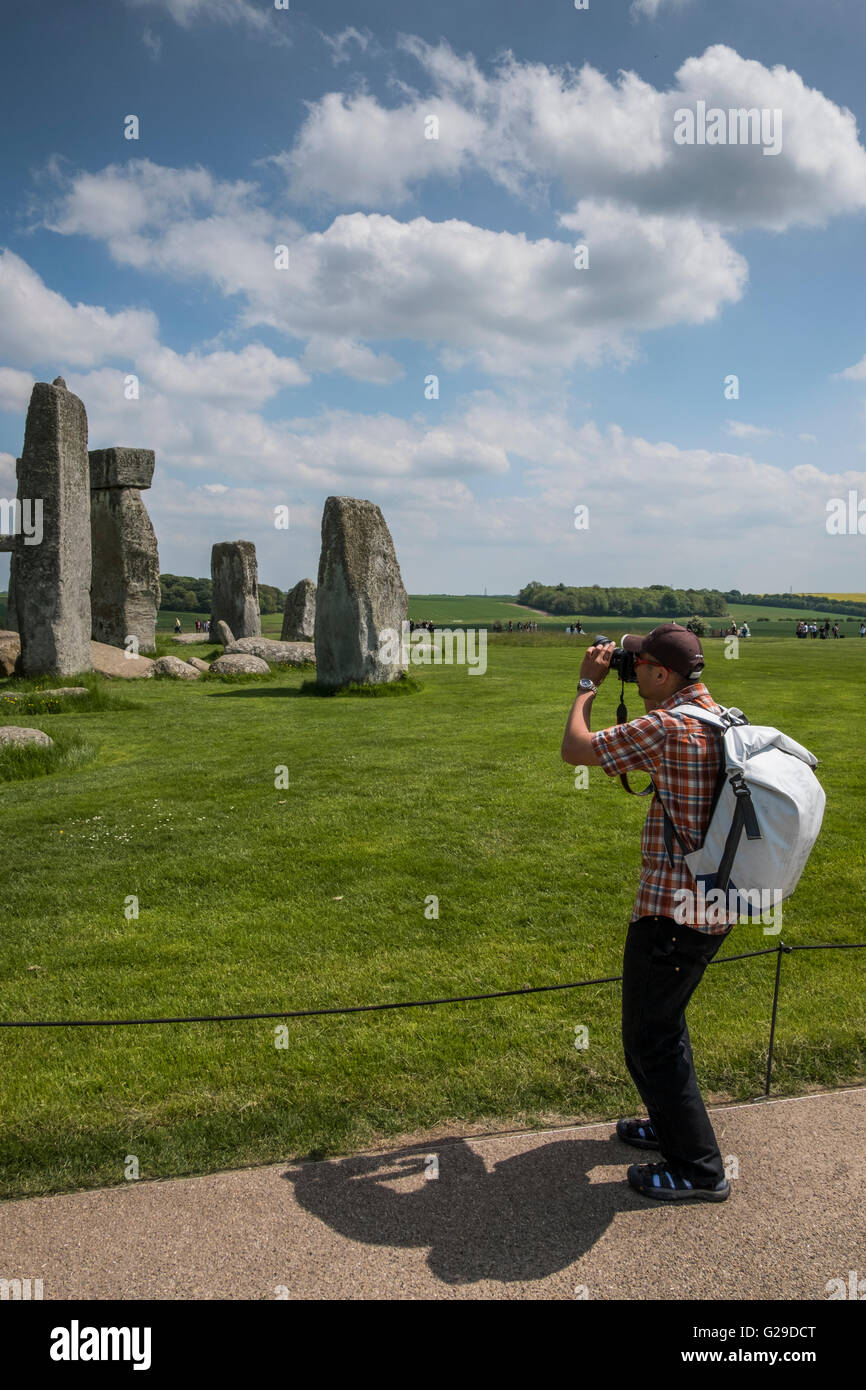 Stonehenge, Wiltshire, UK. 26th May, 2016. A glorious day at Stonehenge attracting a lot of vistors.  Credit:  Paul Chambers/Alamy Live News Stock Photo