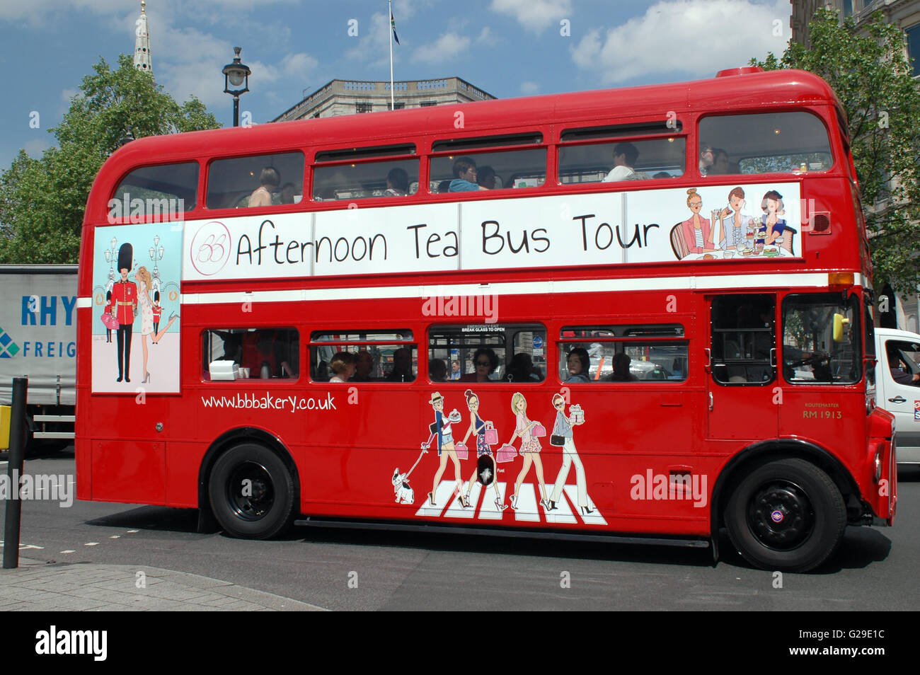 London Uk 26 May 2016 Londoners Enjoy Warm Sunshine As Bank