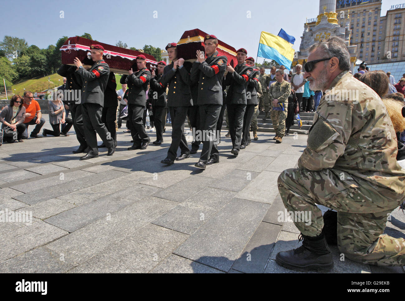 Kiev, Ukraine. 26th May, 2016. Ukrainian soldiers carry coffins during the funeral ceremony of two fighters of the 'Aydar' volunteers battalion Nikolay Kulyba and Sergey Baula, who were killed in the eastern Ukraine conflict, at Independence Square in Kiev. Credit:  Vasyl Shevchenko/Pacific Press/Alamy Live News Stock Photo
