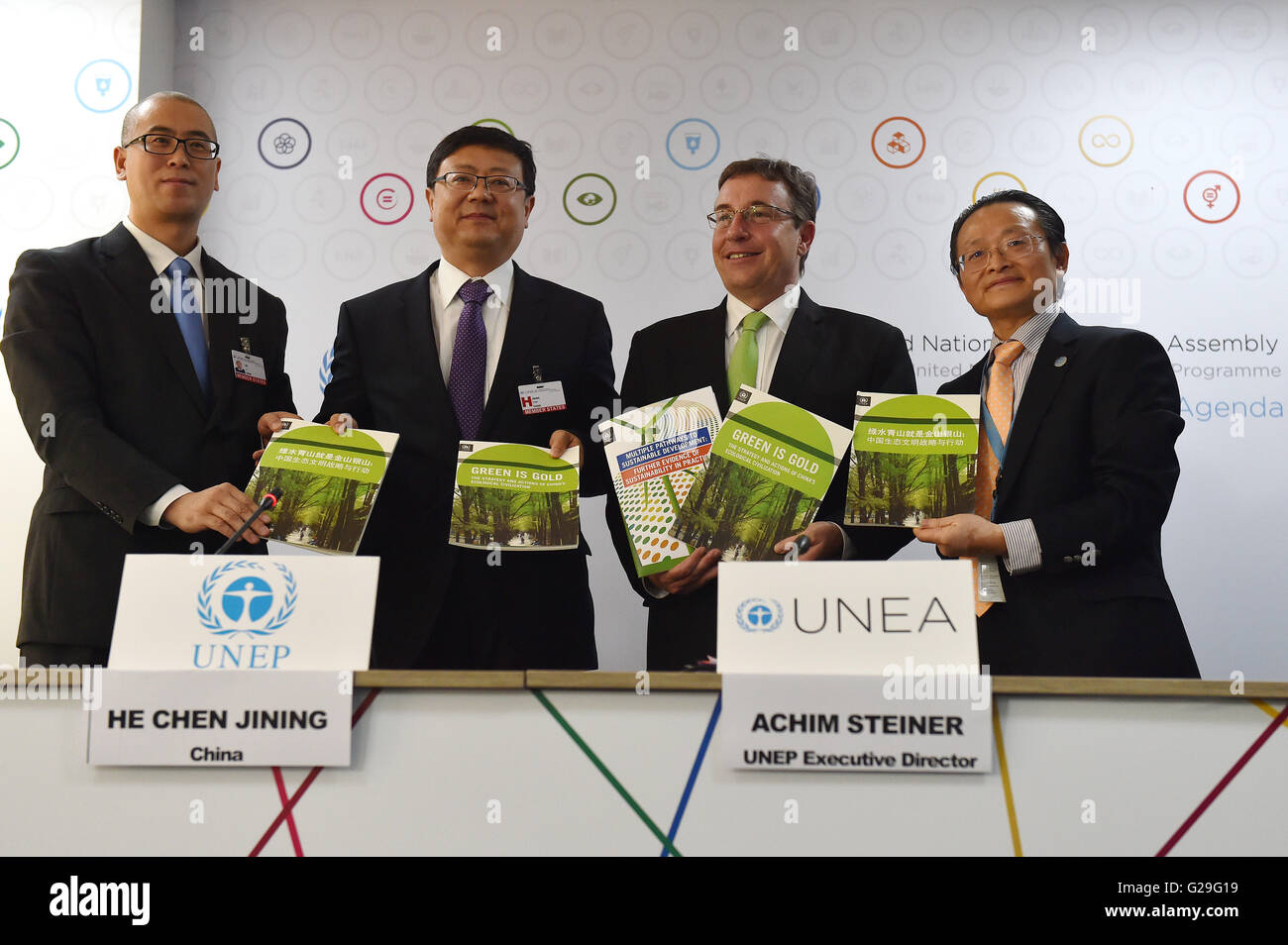 (160526) -- NAIROBI, May 26, 2016(Xinhua) -- UNEP Executive Director Achim Steiner (2nd R), Chinese Minister of Environment Protection Chen Jining (2nd L) together with other representatives hold the report entitled 'Green is gold: The strategy and actions of China's ecological civilization' during a press conference of the second edition of the United Nations Environment Assembly in Nairobi, Kenya, May 26, 2016. An estimated 23 percent of total land mass in China will be covered by forests by 2020 if the Asian giant implements ambitious goals spelt out in its ecological civilization blueprint Stock Photo