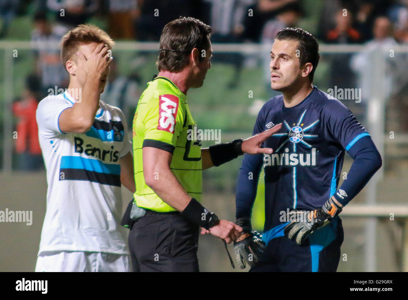 BELO HORIZONTE, MG - 05/26/2016: ATHLETIC MG X GR?MIO RS - The referee Raphael Claus urges calm the goalkeeper Gremio Marcelo Grohe for Atletico MG x Gr?mio match valid for the third round of the Championship 2016, held at the Independence Arena. (Photo: Dudu Macedo / FotoArena). Stock Photo