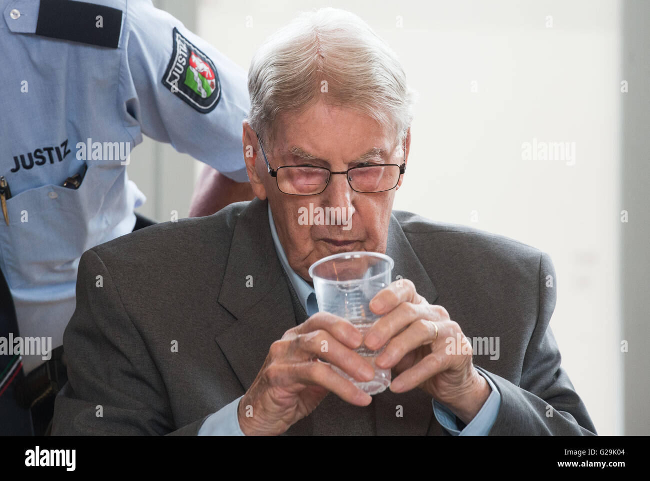 Detmold, Germany. 27th May, 2016. Defendant Reinhold Hanning attends a session of the trial against him, in Detmold, Germany, 27 May 2016. The 94-year-old World War II SS guard is facing a charge of being an accessory to at least 170,000 murders at Auschwitz concentration camp. Prosecutors state that he was a member of the SS 'Totenkopf' (Death's Head) Division and that he was stationed at the Nazi regime's death camp between early 1943 and June 1944. Photo: Bernd Thissen/dpa/Alamy Live News Stock Photo