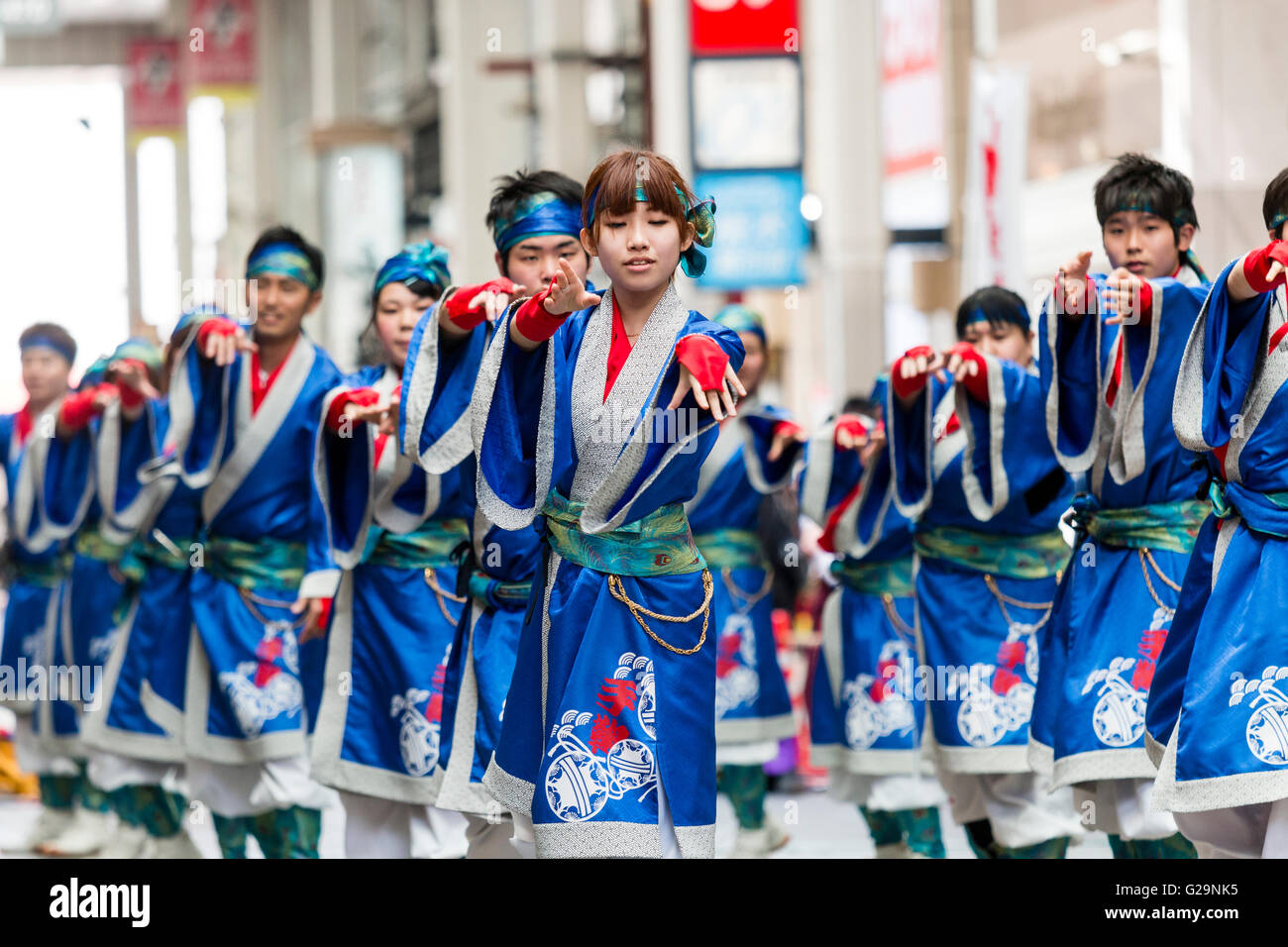 Hinokuni Yosakoi festival dance festival, Kumamoto, Japan. Mixed-sex team,  wearing blue happi jackets, dancing in lines in shopping mall Stock Photo -  Alamy