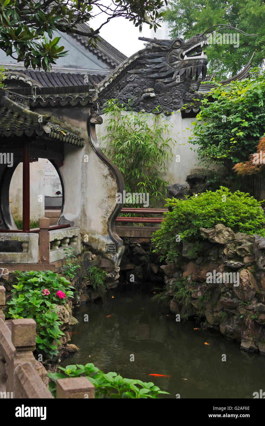 Dragon wall in Yuyuan Garden, Shanghai, China Stock Photo - Alamy