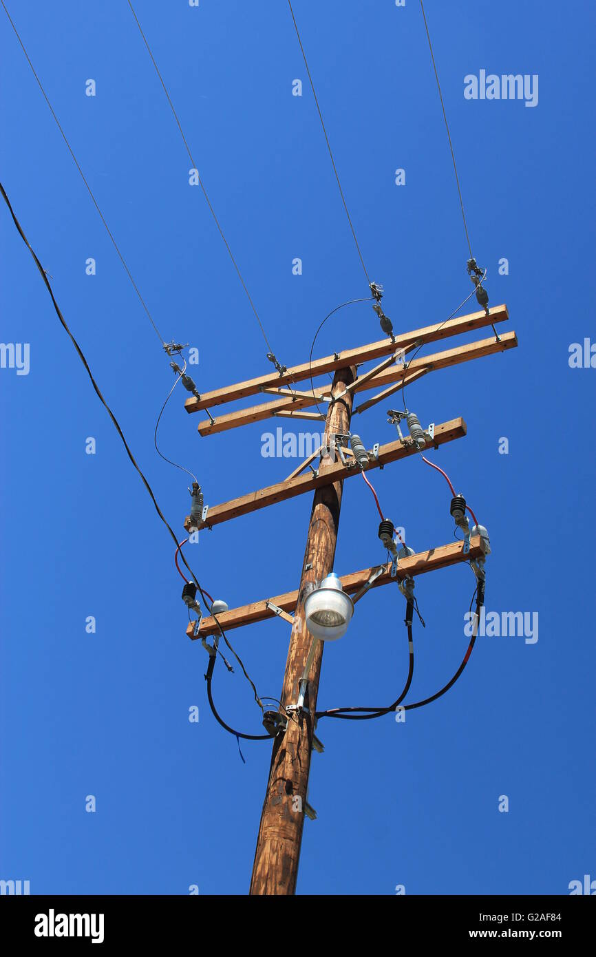 Electricity pylon and electric cables hi-res stock photography and ...