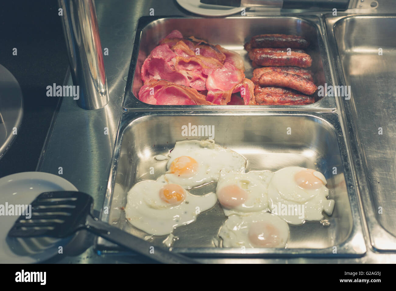 https://c8.alamy.com/comp/G2AG5J/trays-with-bacon-and-eggs-at-a-breakfast-buffet-G2AG5J.jpg