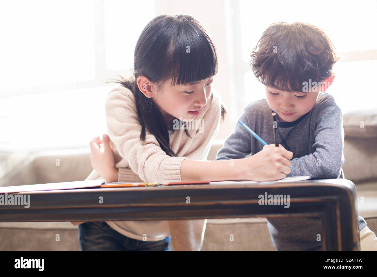 Сестренка учится. Китайские брат и сестра учатся.