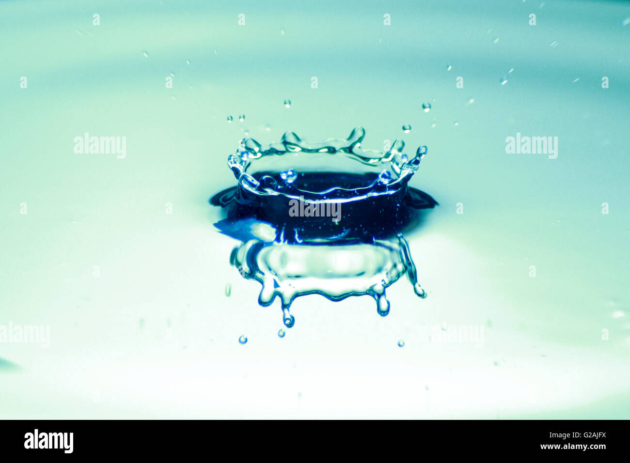 Splash crown hi-res stock photography and images - Alamy