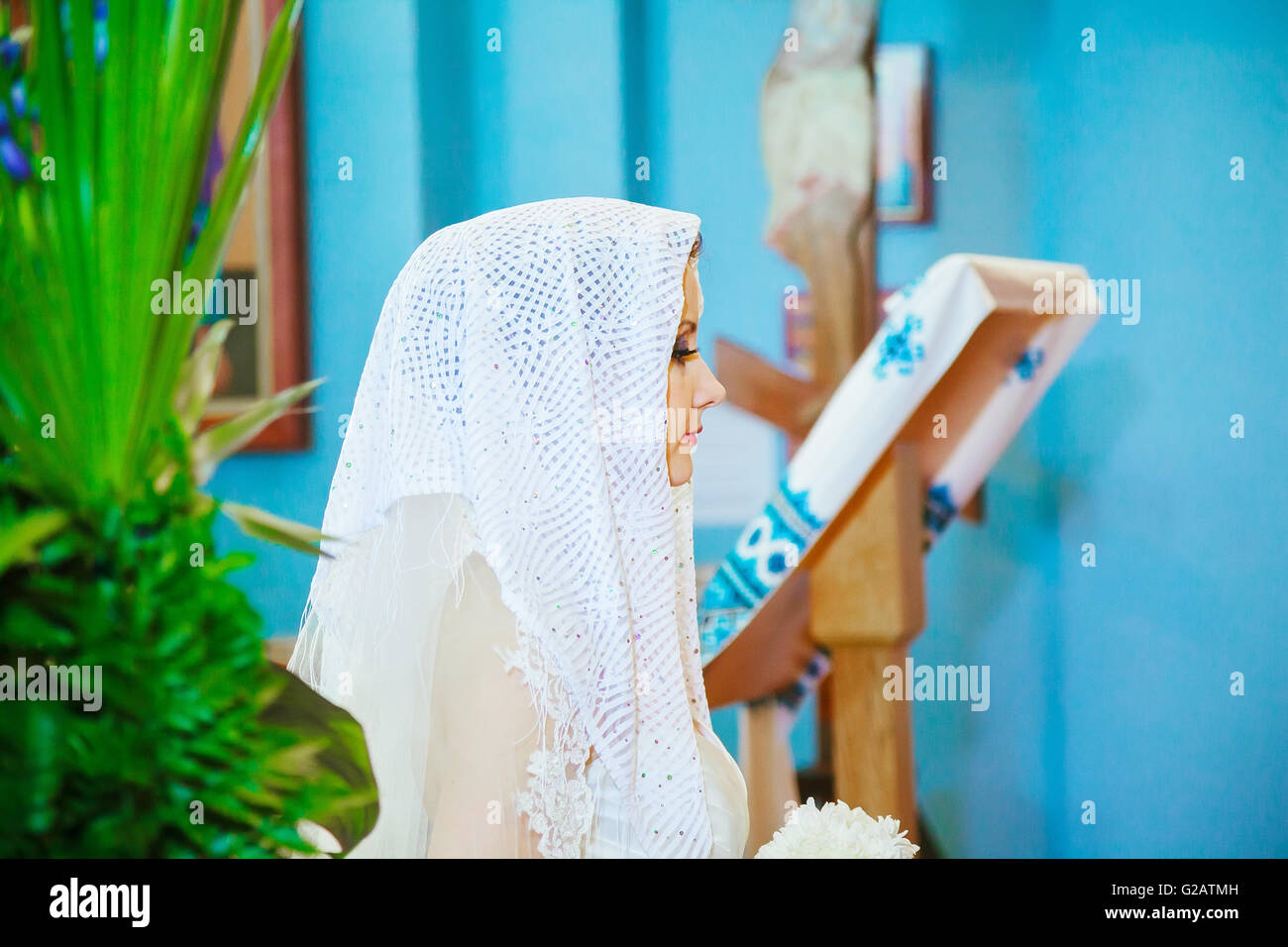 rear view of bride waiting in a crowded church Stock Photo - Alamy