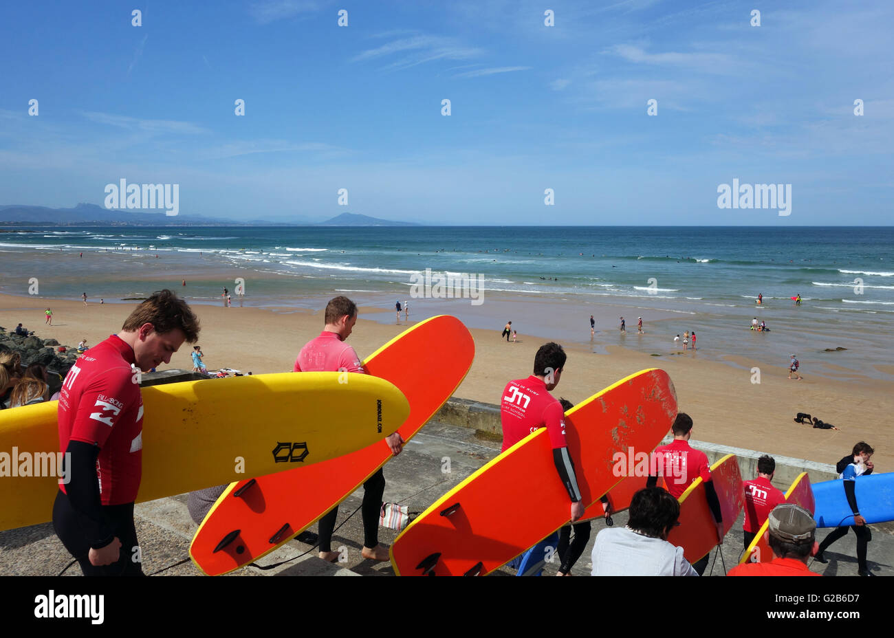 Novice Surf boarders heading for the beach and the sea at Biarritz in France with local surf school Ecole de Surf. Stock Photo