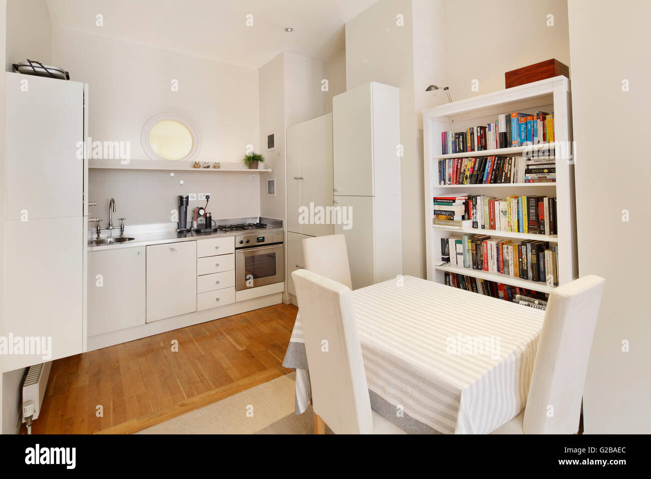 Foley House, Maddox Street. Open plan kitchen and dining area with all white features. Stock Photo