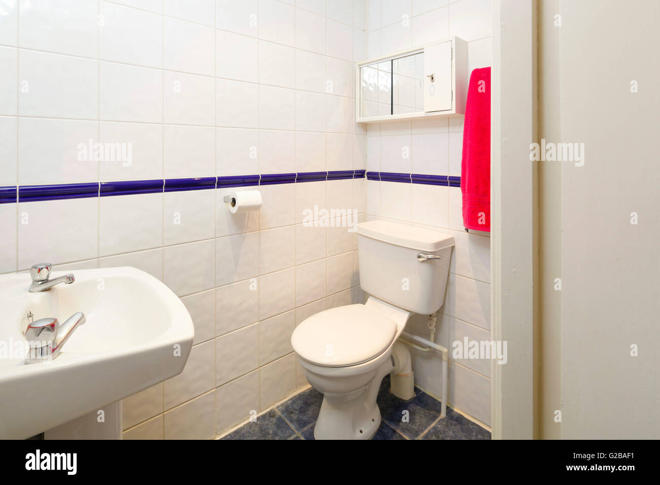 Fordwych Road, West Hampstead. Small traditional bathroom with white features. Stock Photo
