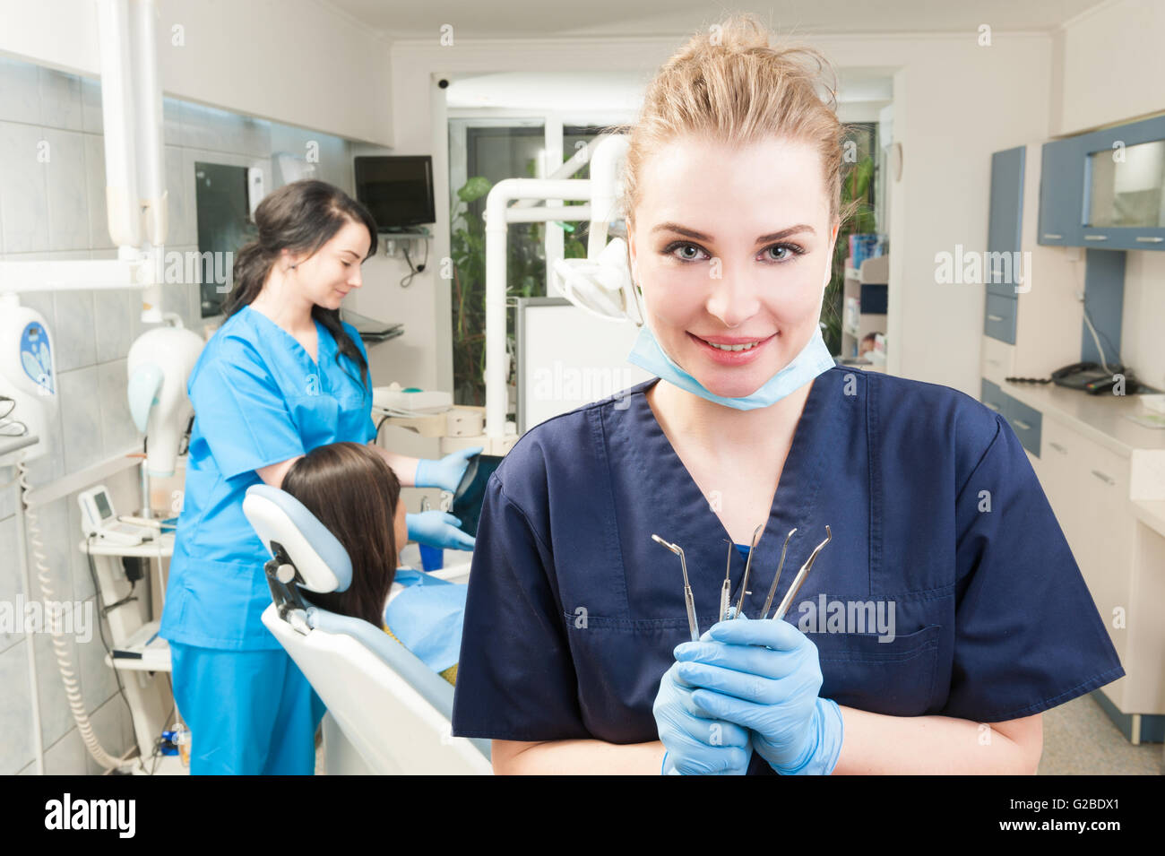 Эргономика микроскопа стоматологического. Стоматолог держит в руках инструменты. Ams13mco2 хирургический инструментарий. Стоматологические инструменты терапевтические. Ассистент стоматолога инструменты.