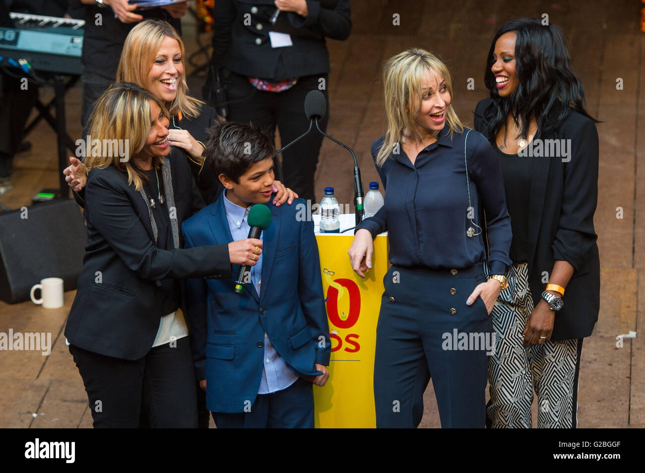 All Saints members (left to right) Melanie Blatt, Nicole Appleton, Natalie Appleton and Shaznay Lewis with an award winner during the live broadcast of the final of BBC Radio 2's 500 Words creative writing competition at Shakespeare's Globe in London. Stock Photo