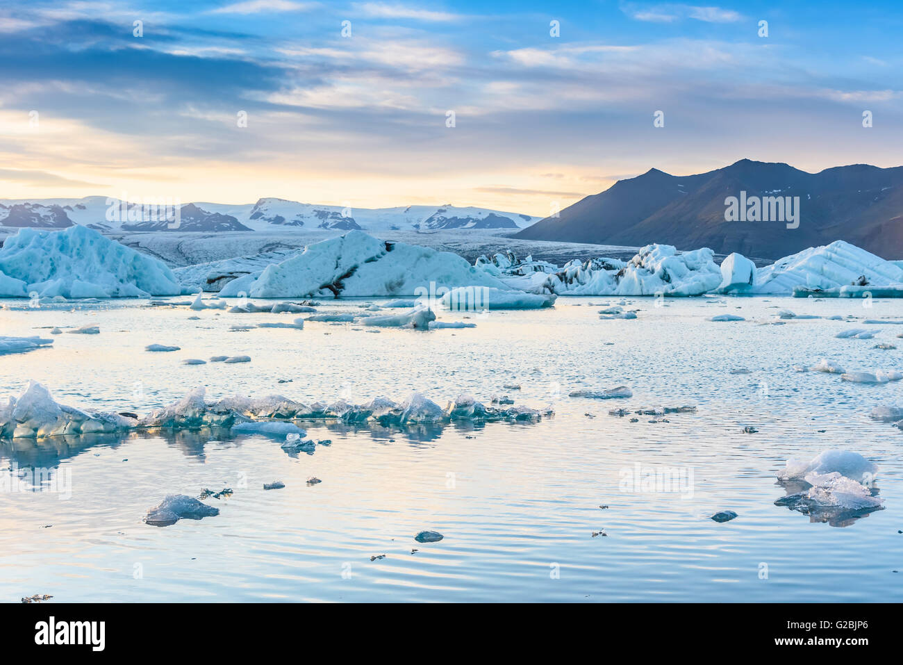 Beautiful view of icebergs in Jokulsarlon glacier lagoon at sunset ...