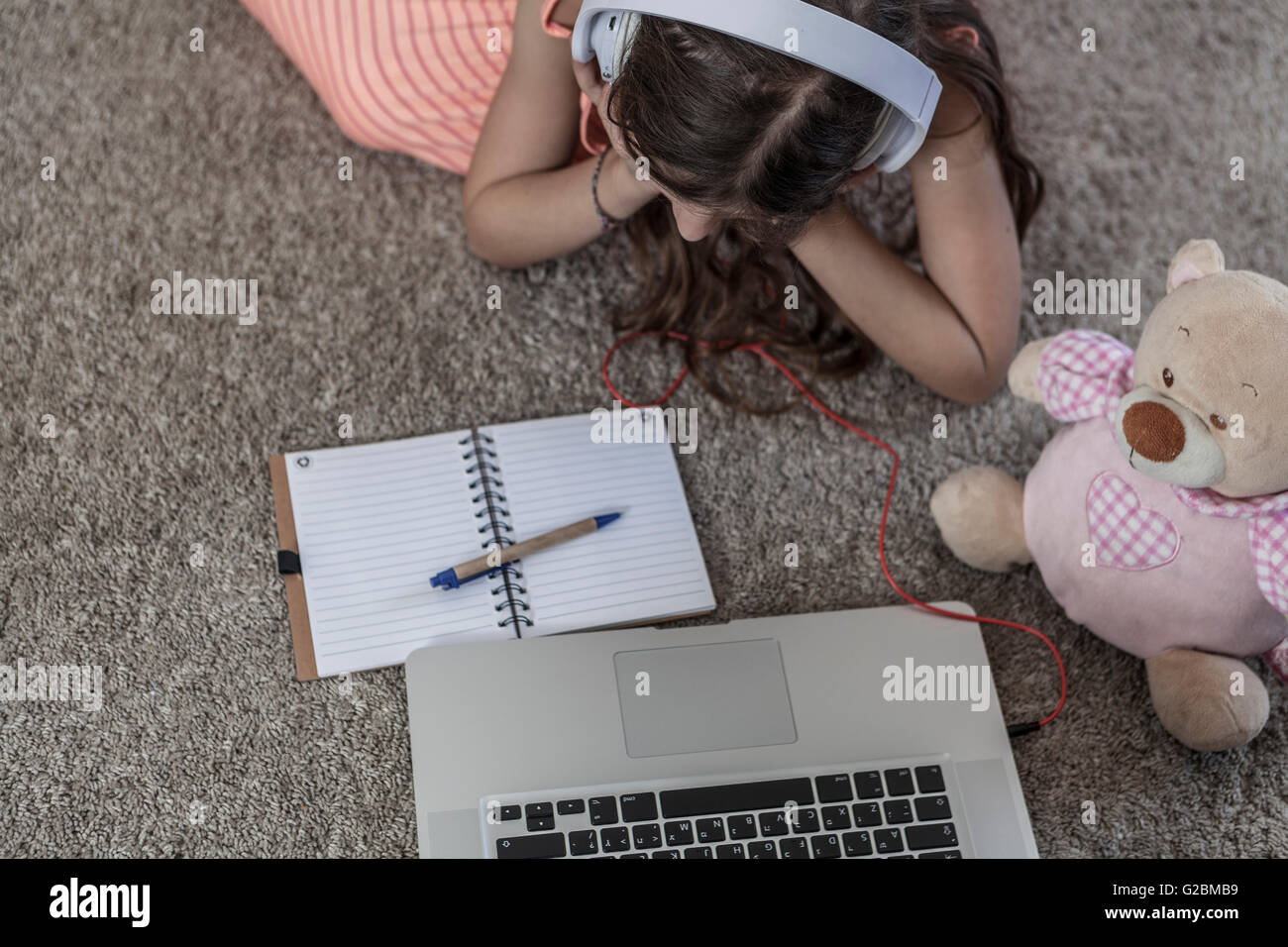 Girl sitting on floor with her laptop Stock Photo - Alamy