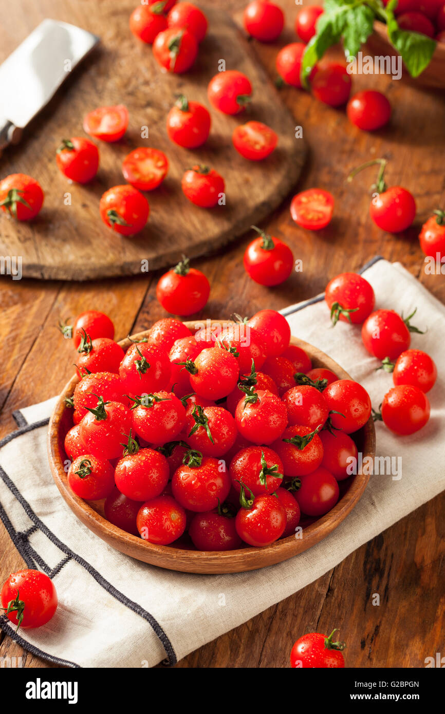 Raw Organic Red Cherry Tomatoes Ready to Eat Stock Photo - Alamy