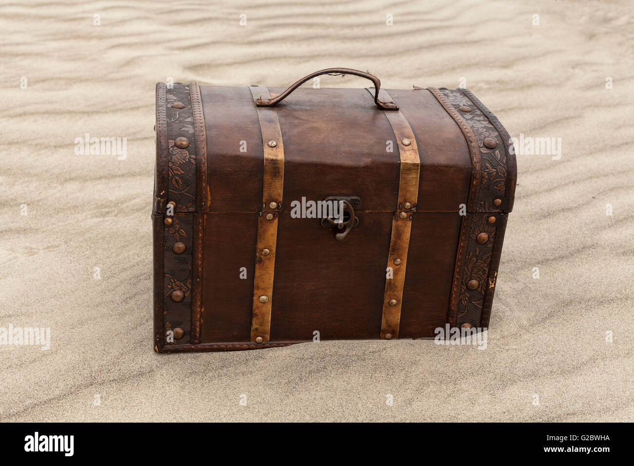 Treasure chest in sand dunes on a beach Stock Photo Alamy