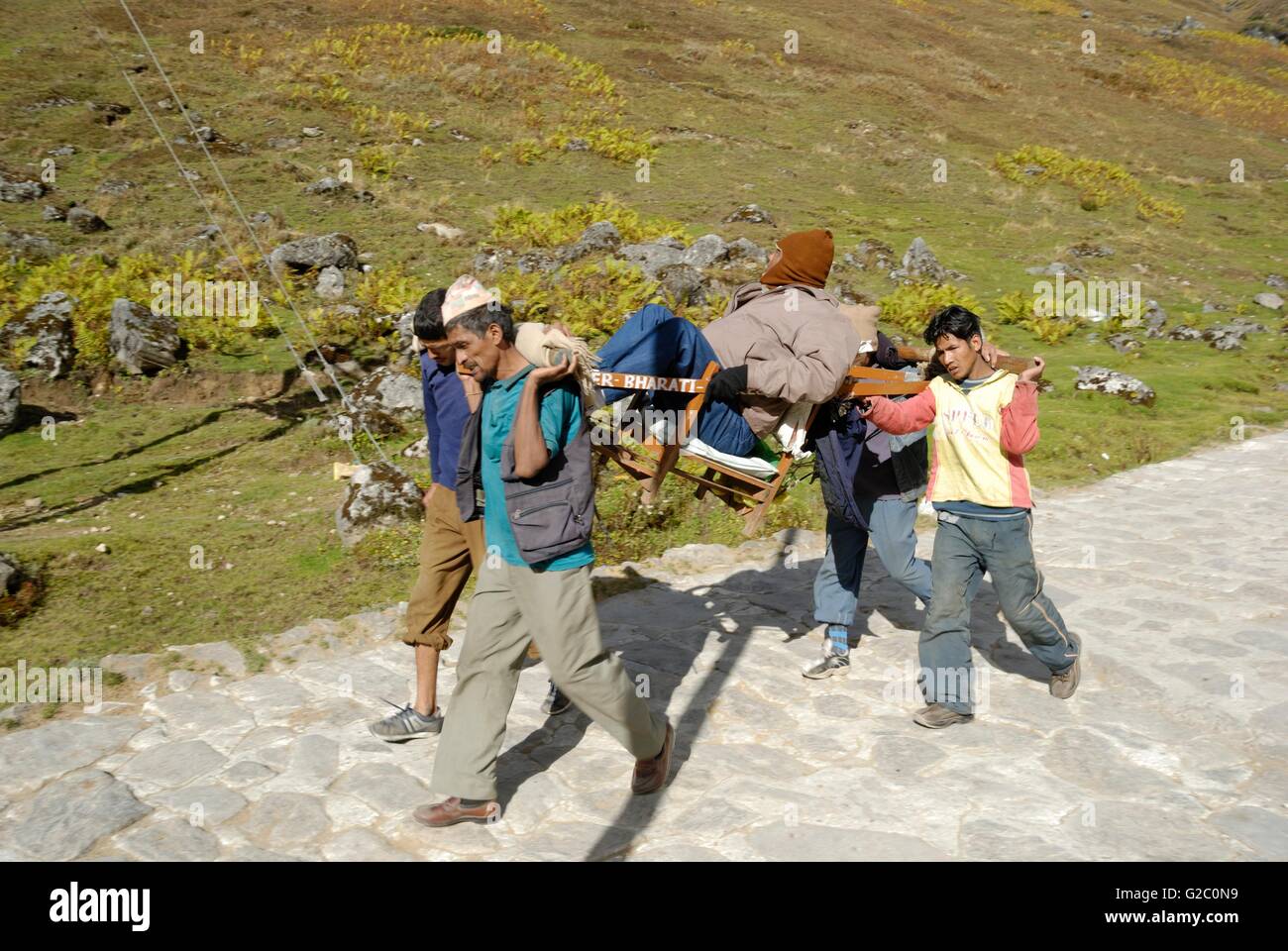 Pilgrims on way to Kedarnath Temple, Garhwal Himalayas, Uttarakhand, India Stock Photo