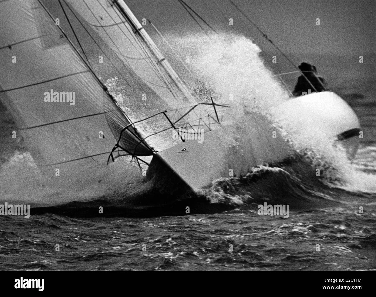 AJAX NEWS PHOTOS. 1977. SOLENT, ENGLAND. - CERVANTES TROPHY RACE - THE AUSTRALIAN ADMIRAL'S CUP YACHT BUMBLEBEE III TAKES A POUNDING AS IT HEADS TOWARD OPEN WATER AND THE CHANNEL. PHOTO:JONATHAN EASTLAND/AJAX REF: 77CERTRO/BUMBLEBEE Stock Photo