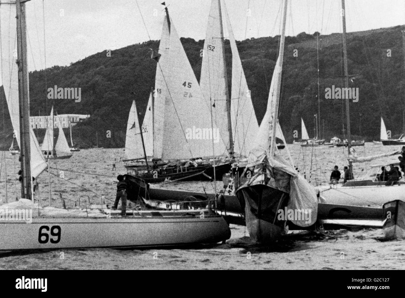 AJAXNETPHOTO. 7TH JUNE, 1980. PLYMOUTH, ENGLAND. - OSTAR 1980 - KRITER VII SKIPPERED BY TOM GROSSMAN (USA) IN COLLISION WITH GARUDA, SKIPPERED BY VICTOR SAGI (ESP)  JUST BEFORE THE START. PHOTO:TONY CARNEY/AJAX  REF:KRITER VII 1980 01 Stock Photo