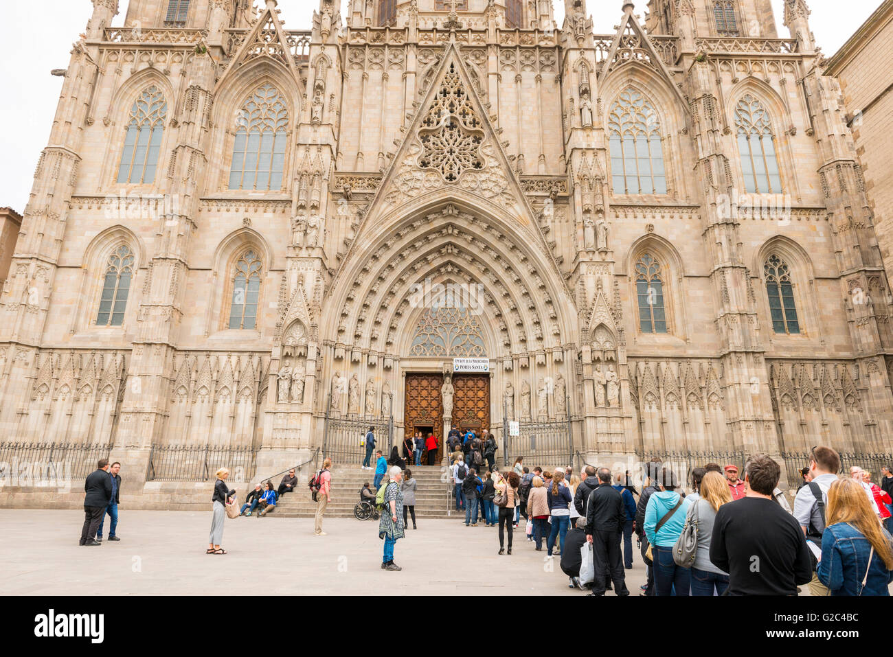 Spain Catalonia Barcelona Barri Gotic Gothic Quarter 14th century Cathedral with 28 chapels tourists queue line up to get in Stock Photo
