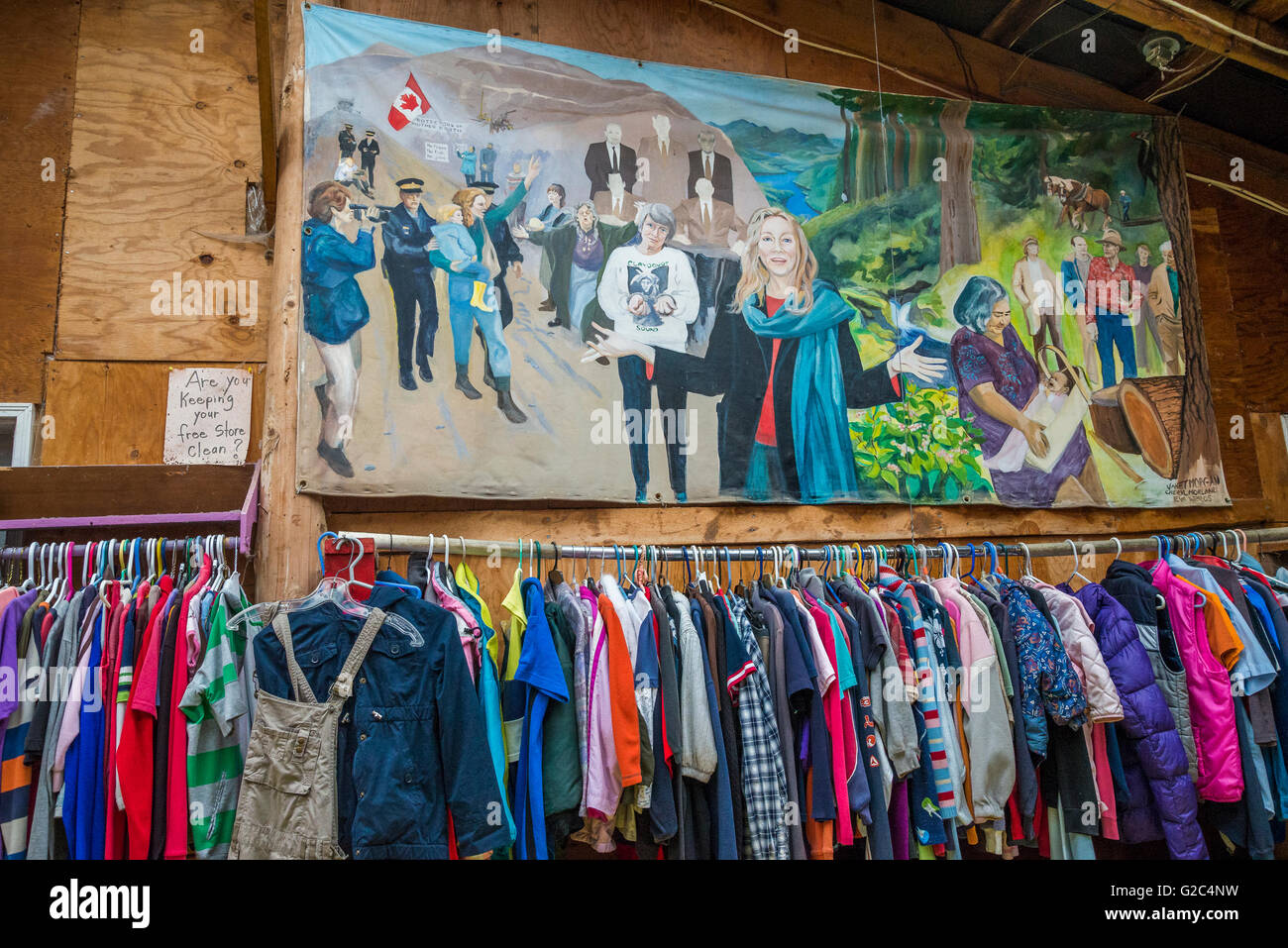 Mural featuring Clayoquot Sound protest arrests, Hornby Island Free Store,  Hornby Island, British Columbia, Canada Stock Photo