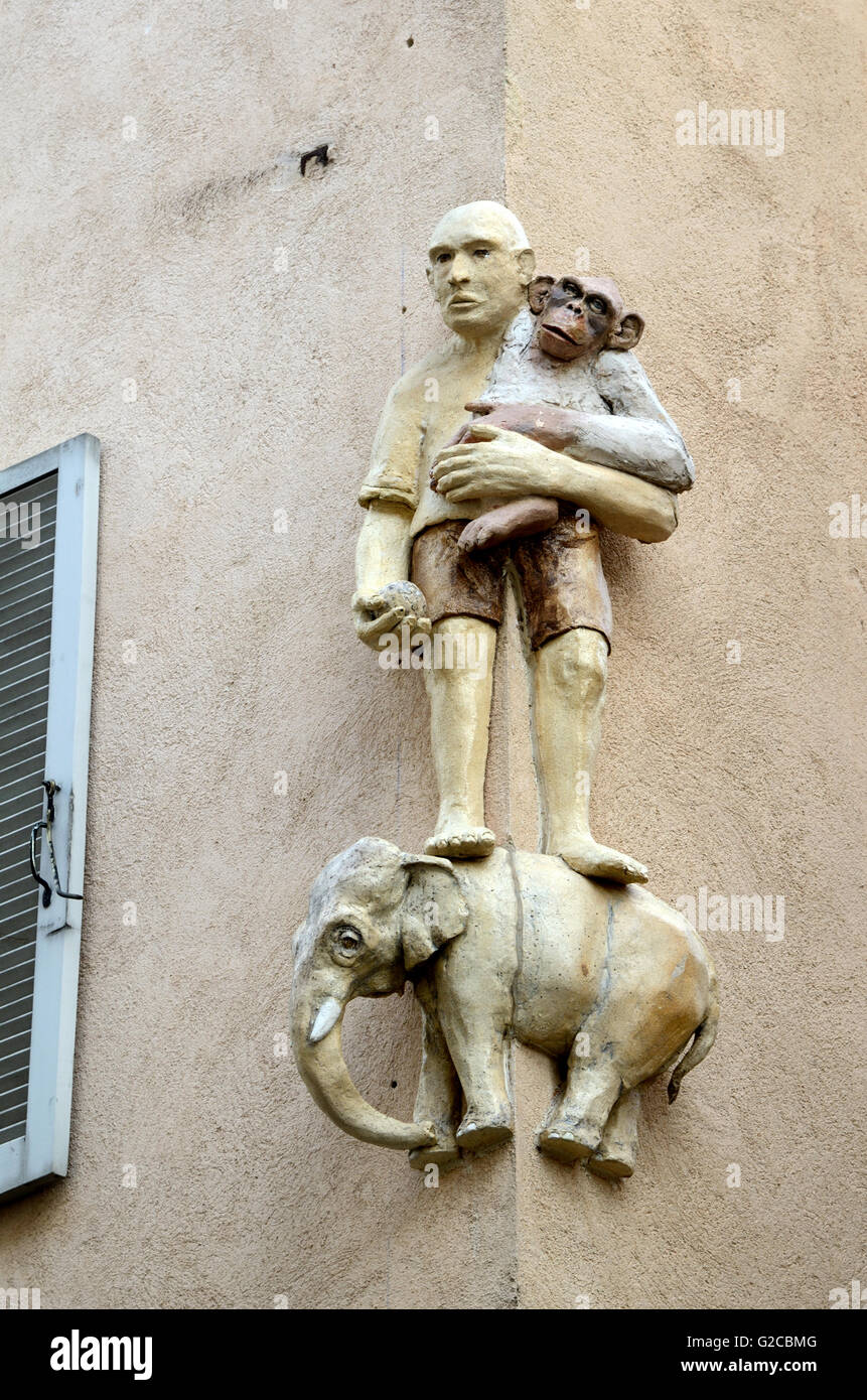 Street Sculpture Peiresc & His friends by Trevor Gould 2012, Aix-en-Provence. Nicolas-Claude Fabri de Peiresc, Chimp & Elephant. Stock Photo