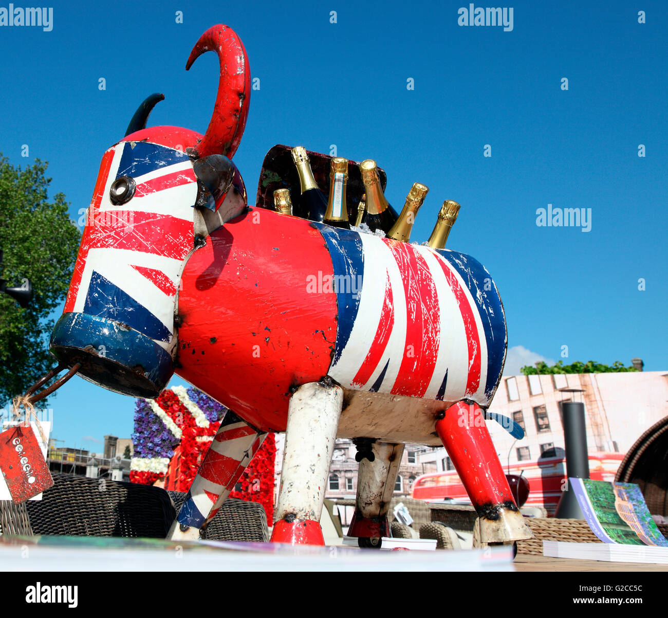 https://c8.alamy.com/comp/G2CC5C/champagne-container-at-rhs-chelsea-flower-show-2016-G2CC5C.jpg