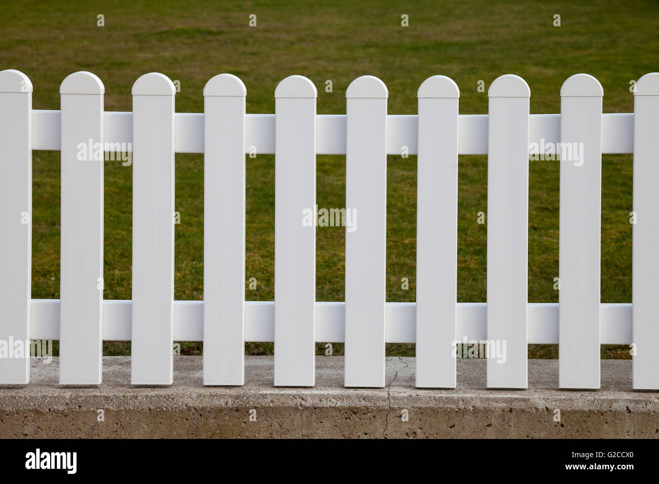White fence wooden gate hi-res stock photography and images - Alamy
