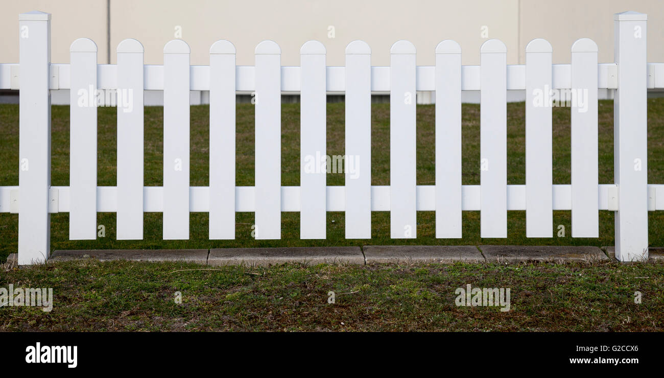 White fence wooden gate hi-res stock photography and images - Alamy
