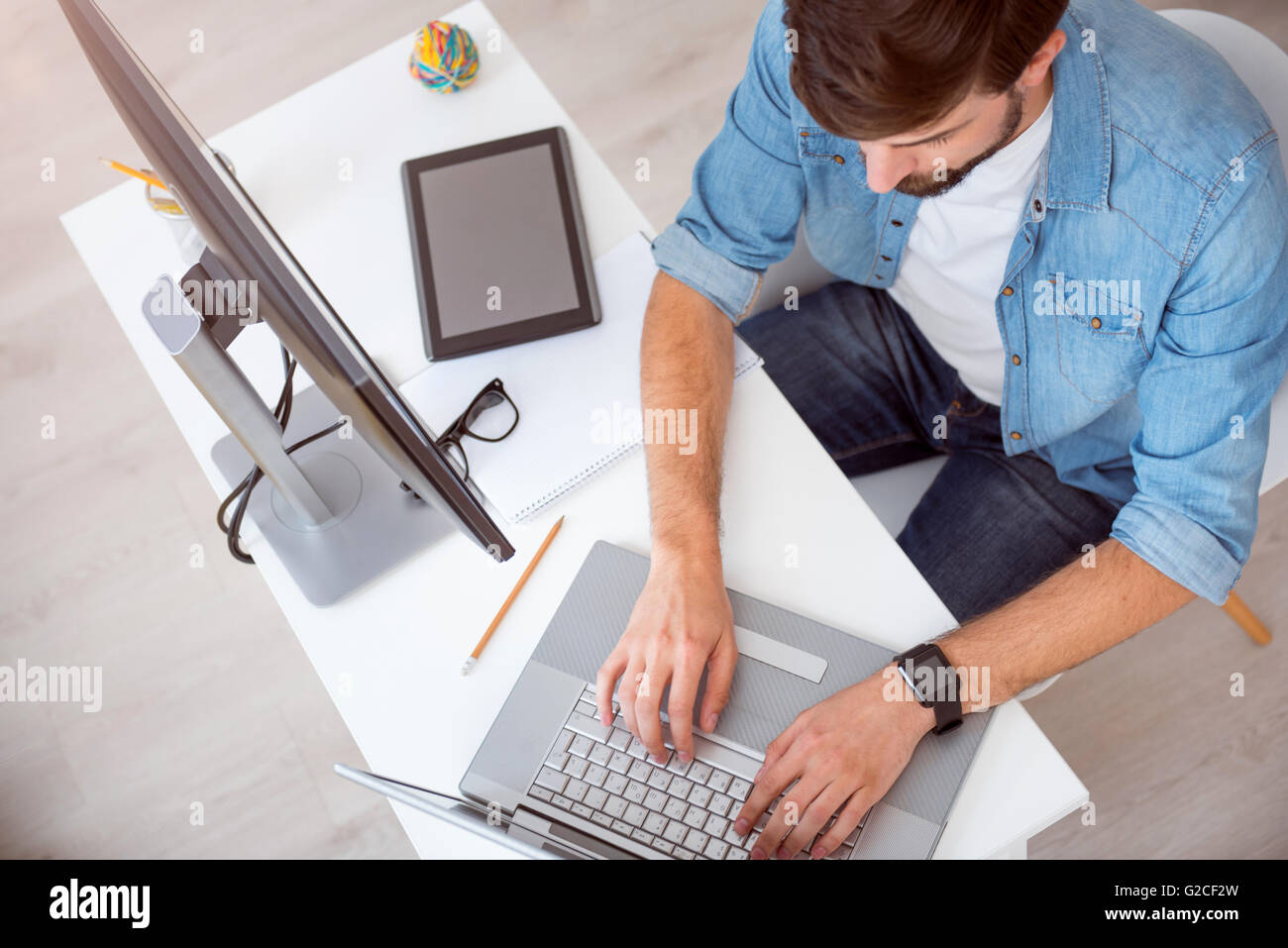 Мужчина на работе в офисе. Hi работа. Ион in front of computer. Коммерческая практика. Коммерсант менеджер.