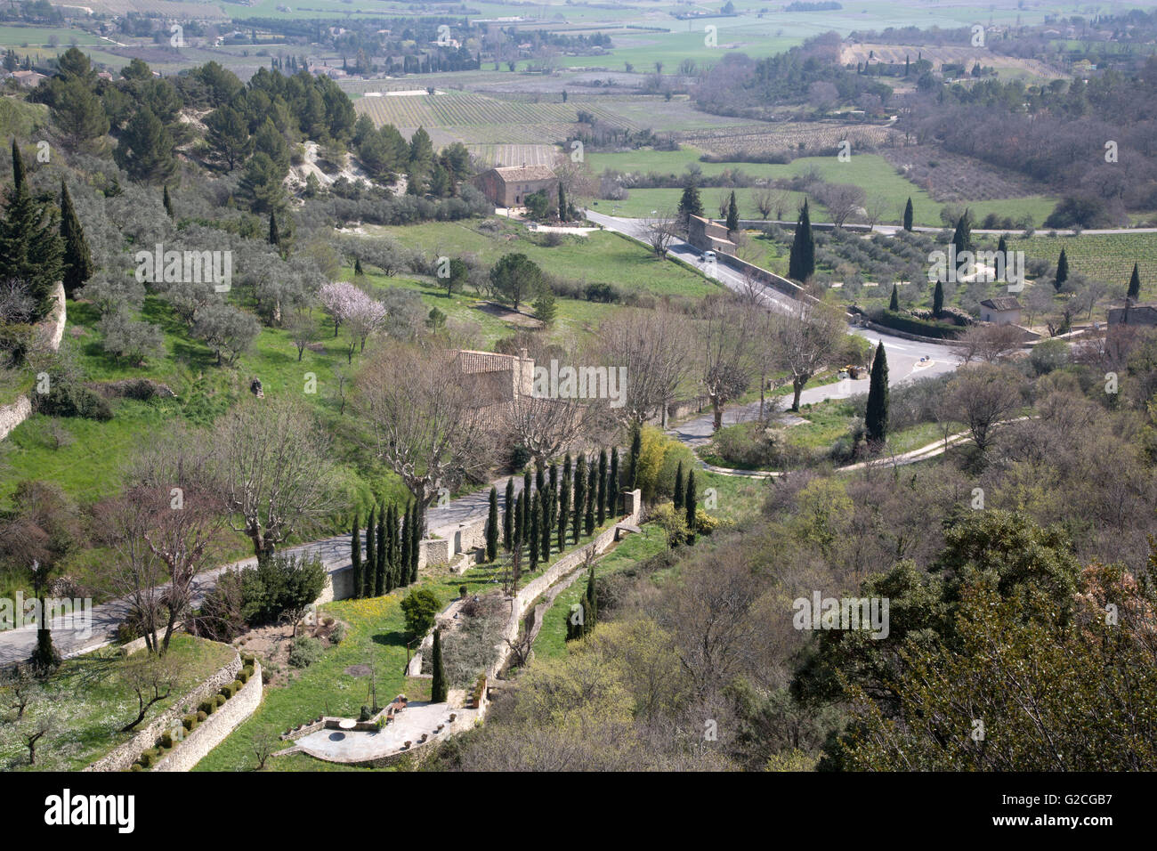 countryside-outside-gordes-village-hi-res-stock-photography-and-images
