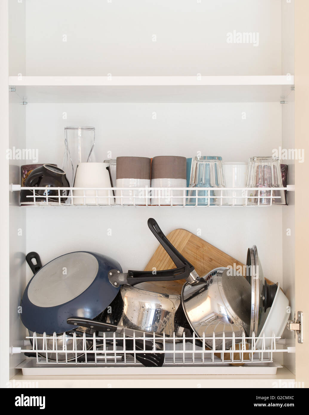 https://c8.alamy.com/comp/G2CMXC/lots-of-wet-dishes-in-the-dish-draining-closet-G2CMXC.jpg