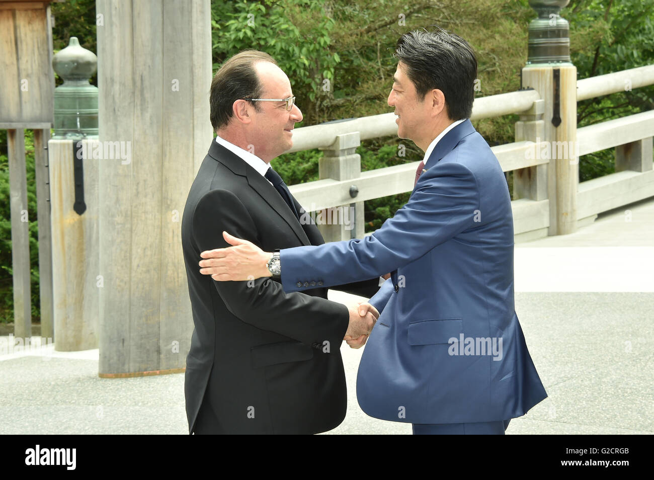 ¿Cuánto mide François Hollande? - Real height Japanese-prime-minister-shinzo-abe-greets-french-president-francois-G2CRGB