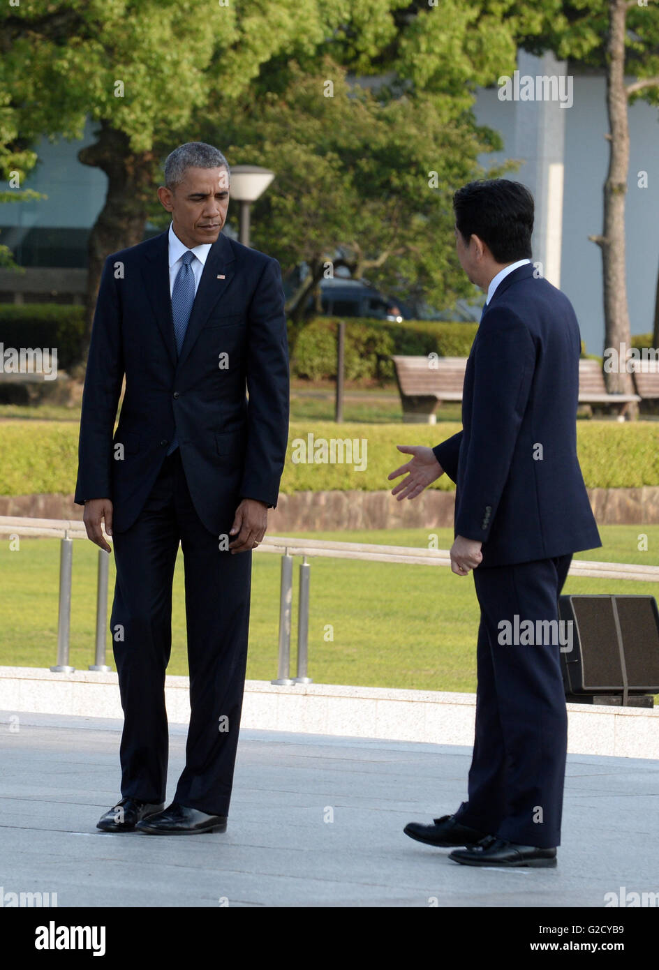 Hiroshima. 27th May, 2016. Japanese Prime Minister Shinzo Abe (R) and visiting President of the United States Barack Obama visit the Hiroshima Peace Memorial Park in Hiroshima, Japan on May 27, 2016. Barack Obama on Friday became the first incumbent U.S. president to visit Hiroshima since America dropped an atomic bomb on the city 71 years ago, stirring mixed feelings among the United States, Japan and the victim countries during WWII. © Ma Ping/Xinhua/Alamy Live News Stock Photo