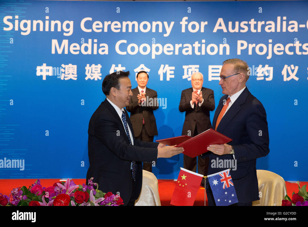 Sydney, Australia. 27th May, 2016. Representative of Chinese media and his Australian counterpart exchange a Memorandum of Understanding enabling greater information exchange after a signing ceremony for six China-Australia media cooperation agreements in Sydney, Australia, May 27, 2016. © Zhu Hongye/Xinhua/Alamy Live News Stock Photo