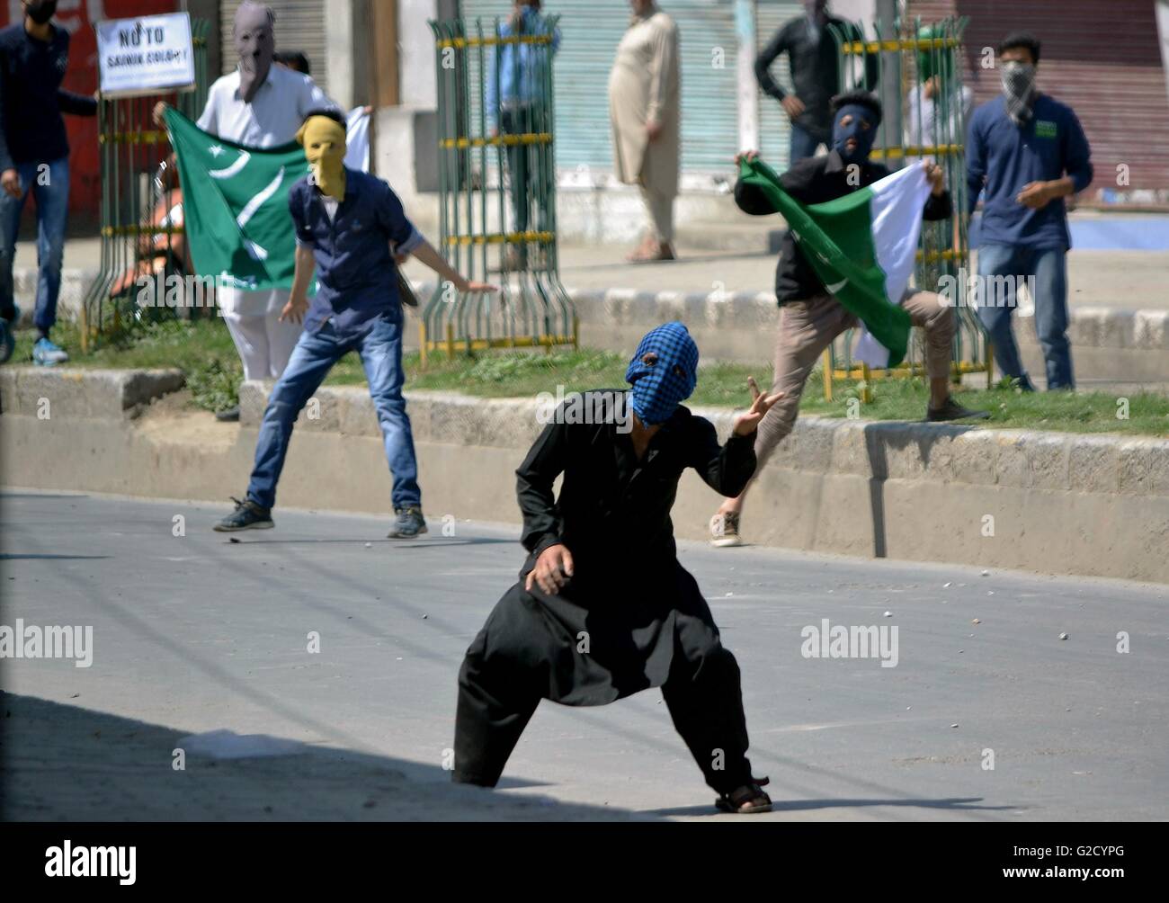 Srinagar, Kashmir. 27th May, 2016. A Kashmiri protester shows his middle finger to the Indian policemen (not pictured) during a protest against the proposed Sainik and Pandit colonies in Srinagar Credit:  Saqib Majeed/Alamy Live News Stock Photo